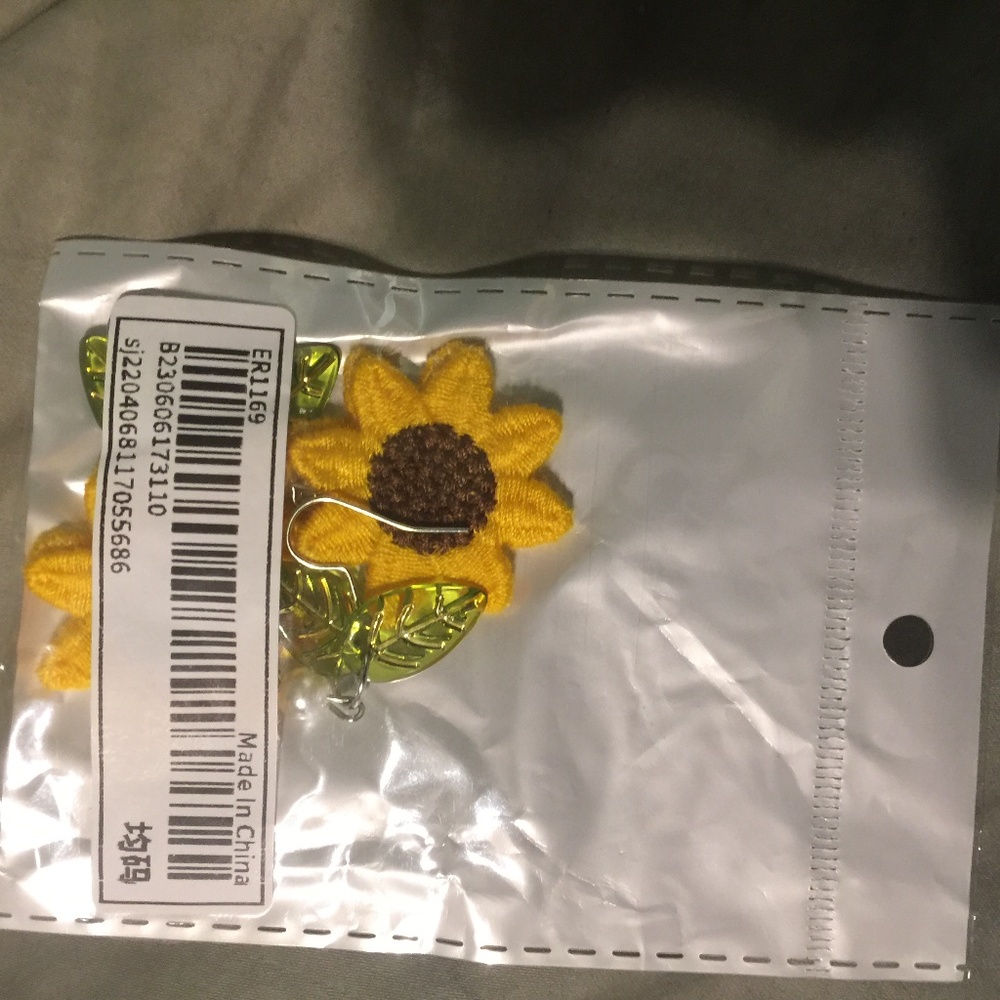 6 piece green/yellow unworn earrings set